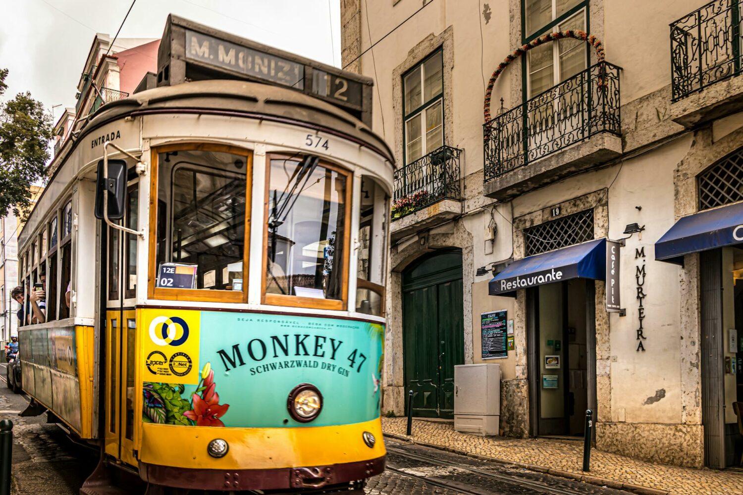 Foto de Nextvoyage: https://www.pexels.com/es-es/foto/tren-blanco-y-amarillo-2757691/