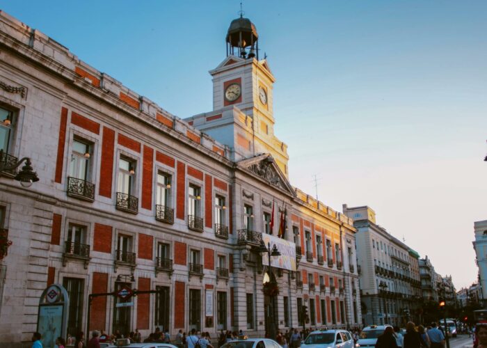 Foto de Luis Quintero: https://www.pexels.com/es-es/foto/edificio-de-hormigon-blanco-y-rojo-1500593/