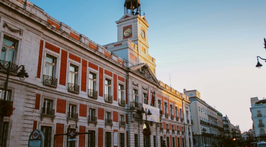Foto de Luis Quintero: https://www.pexels.com/es-es/foto/edificio-de-hormigon-blanco-y-rojo-1500593/
